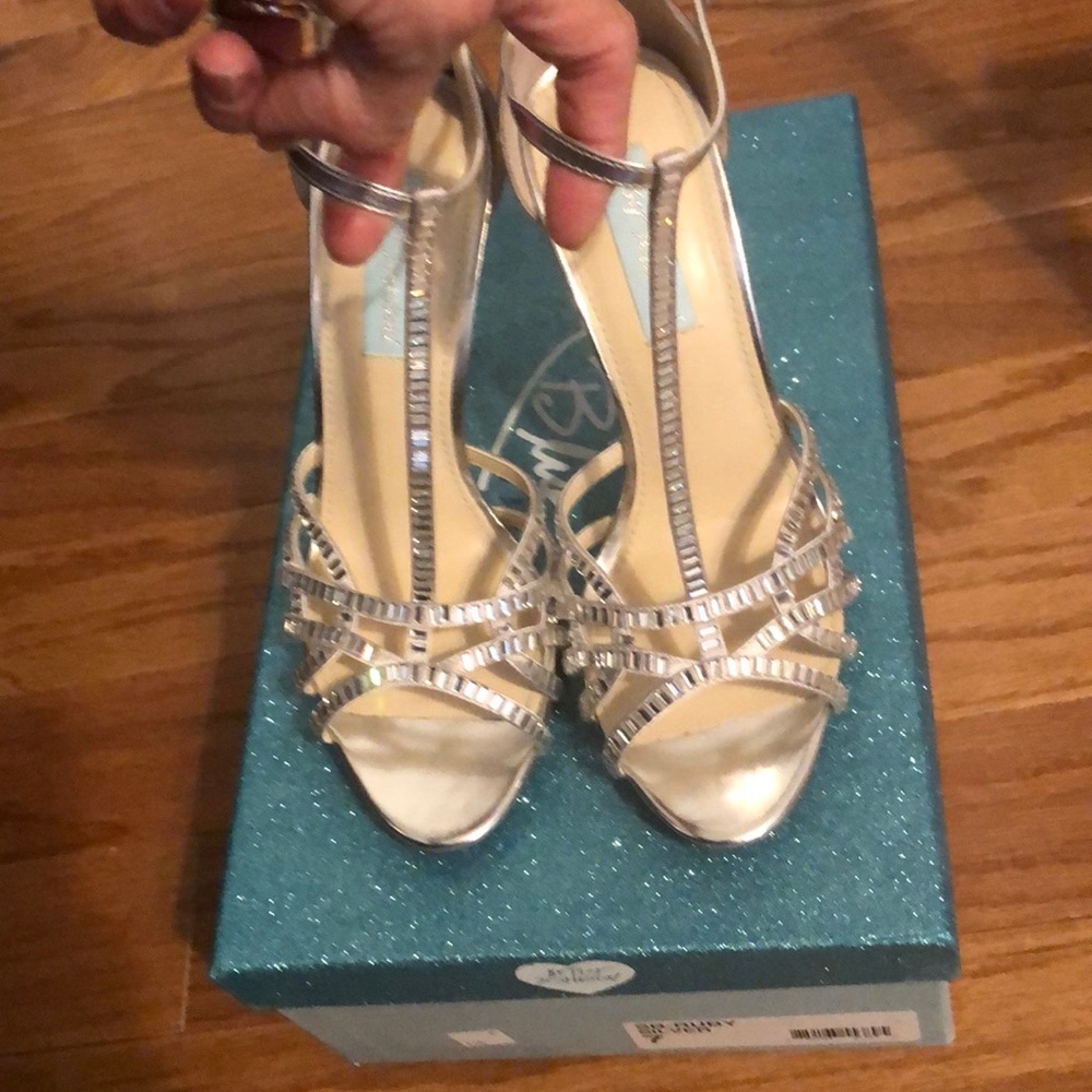 EUC BETSEY JOHNSON SILVER SANDALS